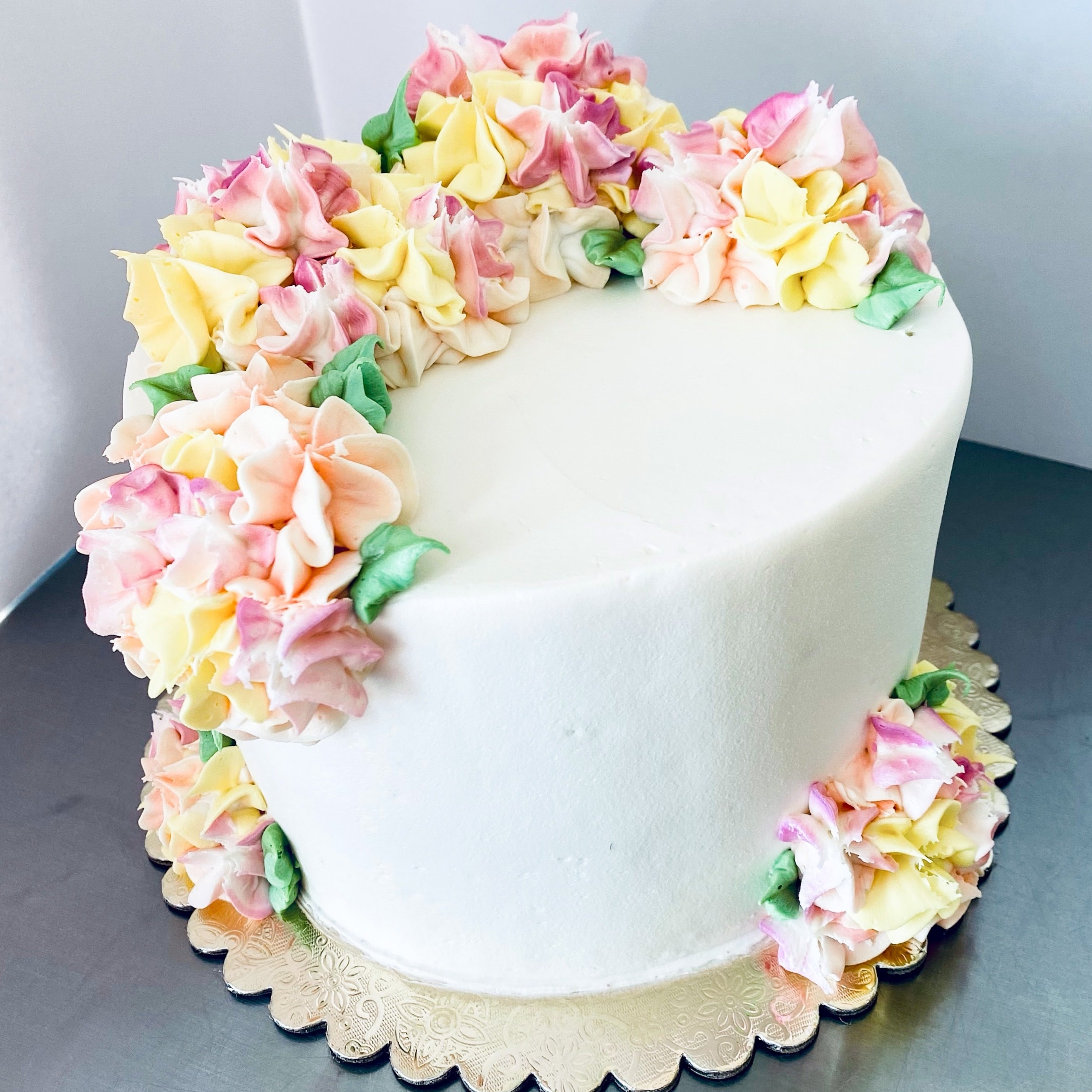 Wilton Cake Decorating - Such a beautiful spring hydrangea cake by Flour &  Floral! 💜 The varying shades of purple add a realistic effect! Click here  for more spring dessert ideas: http://ow.ly/ViCq50usSXF |